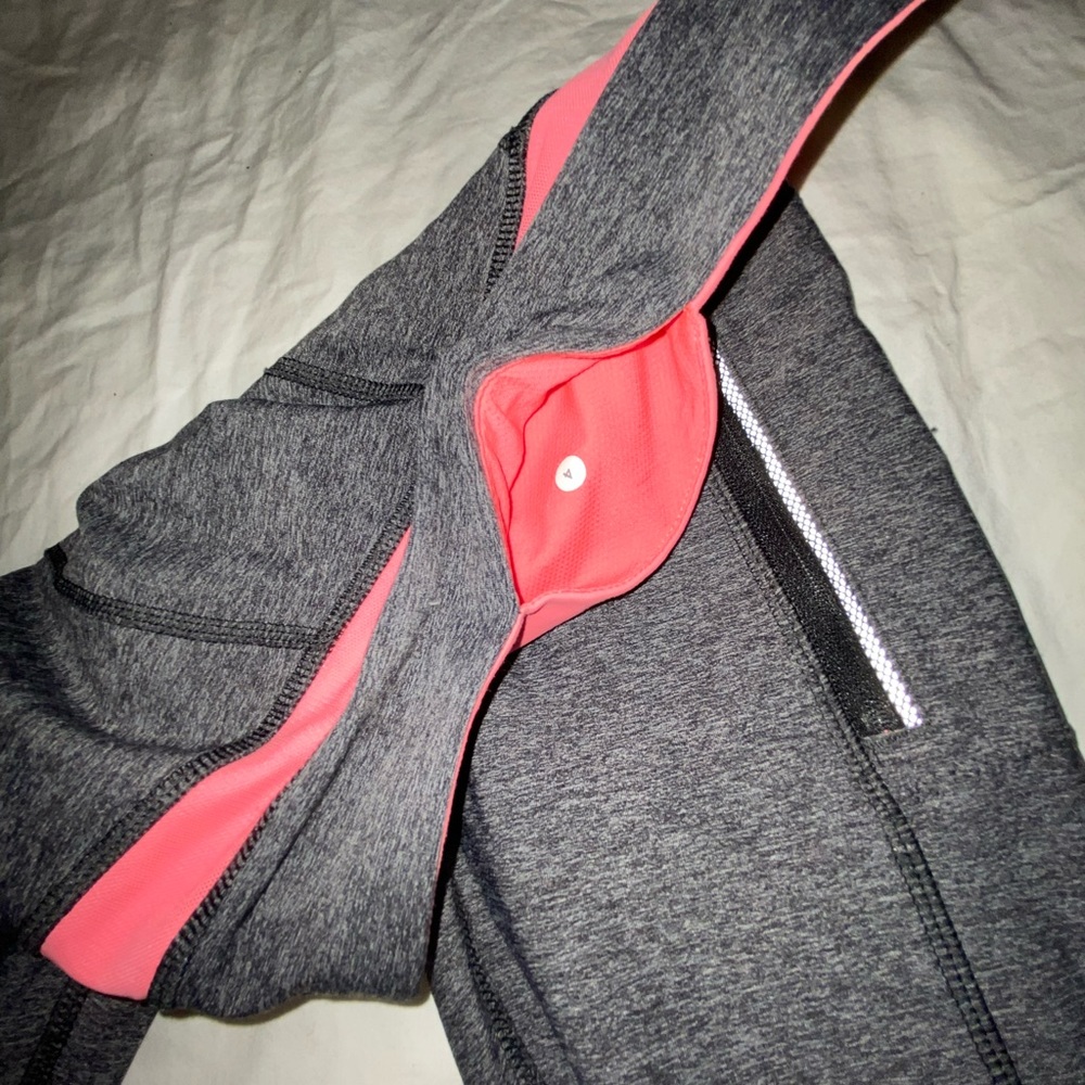 Lululemon leggings size 4 - Picture 5 of 8